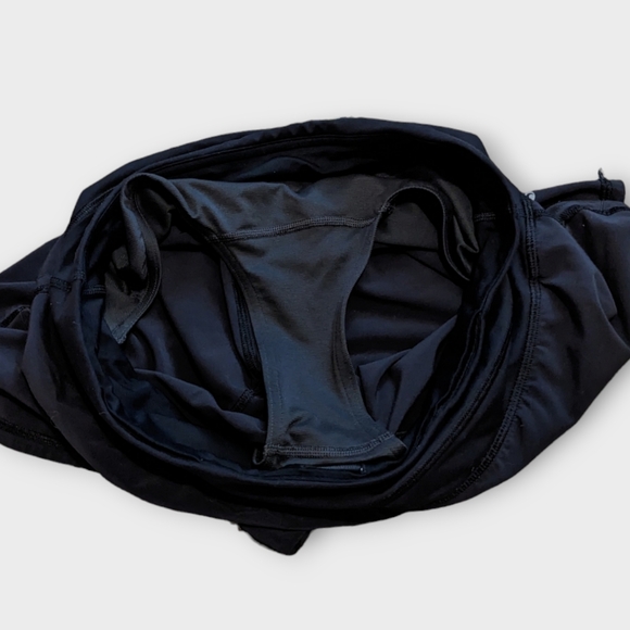 Lululemon Size 6 Black Shorts, Built in Liner and Drawstring, 5" - Picture 6 of 7